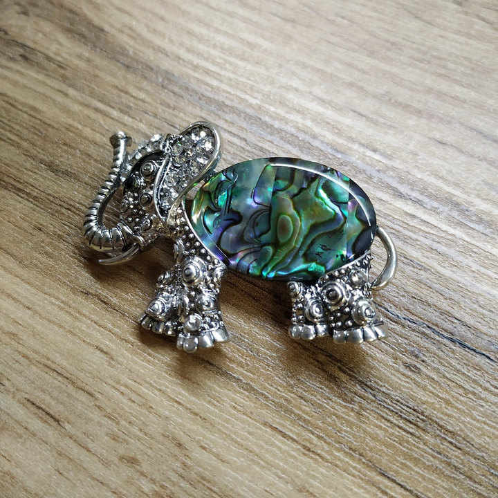 Брошь Слоник с перламутром гелиотис, 49x35 мм