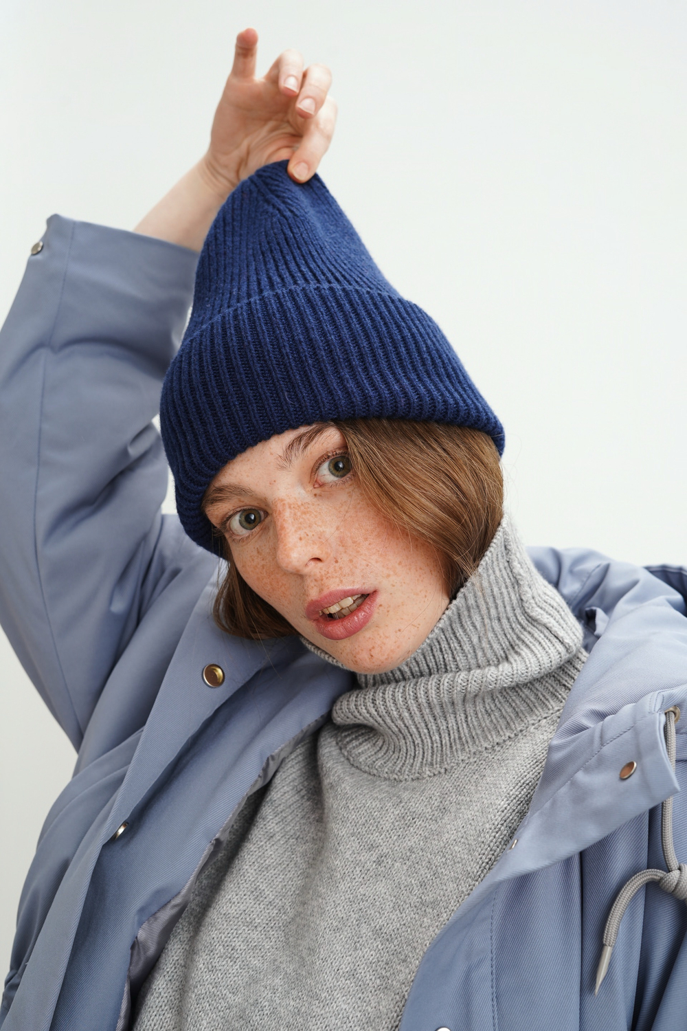 Шапка из кашемира с мериносом синего цвета