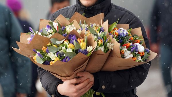 Как оригинально поздравить девушек с 8 марта?