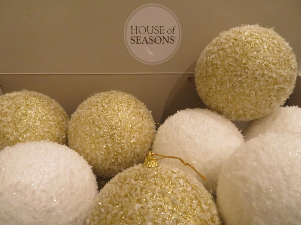 Набор шаров 24шт 10см House of Seasons золото/белый заснеженный в ассортименте 2 вида