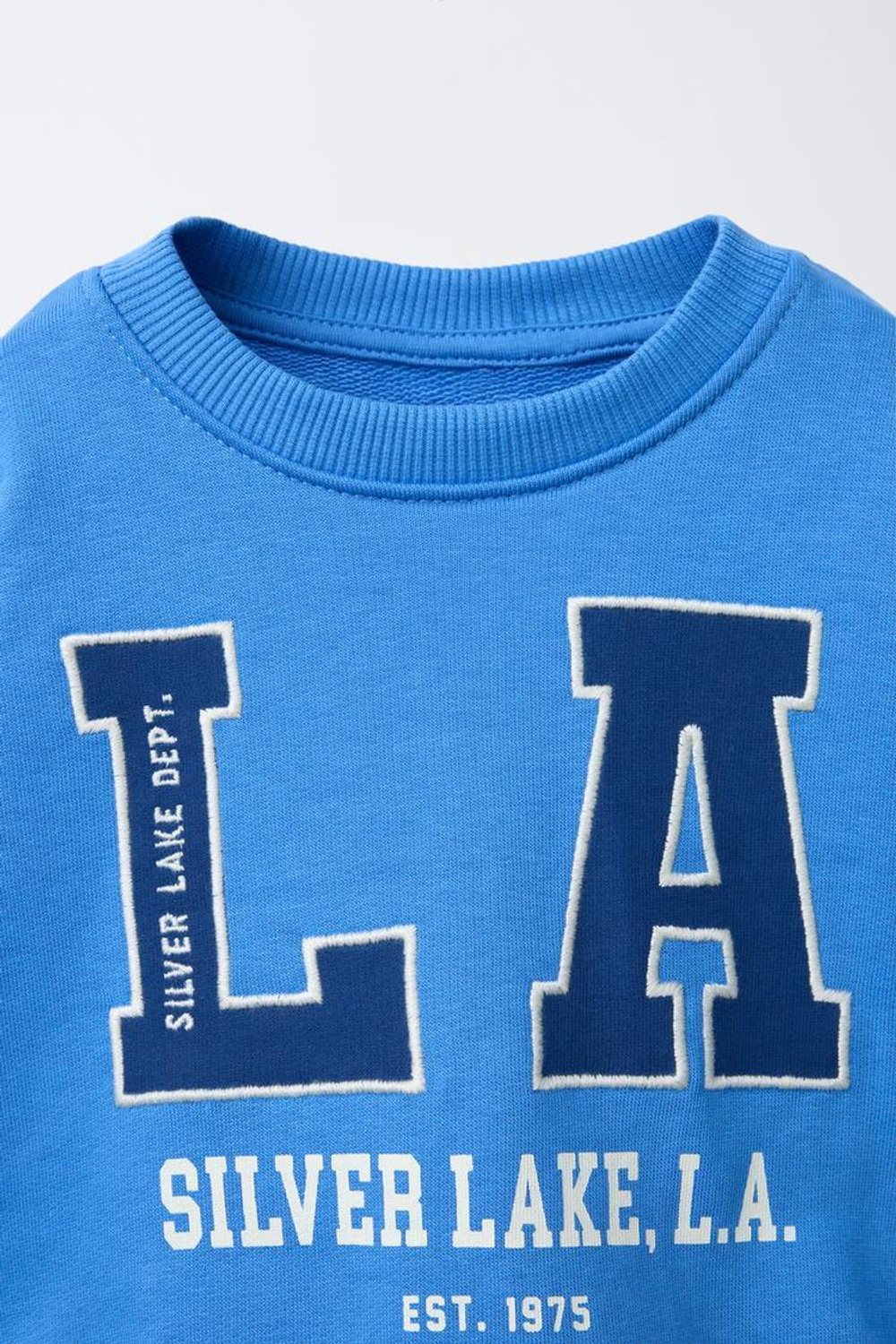 ZARA ТОЛСТОВКА С ВЫШИТОЙ НАДПИСЬЮ, ГОЛУБОЙ