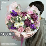 Букет с яркой маттиолой и хризантемой бигуди