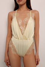 Боди с кружевом лимонное