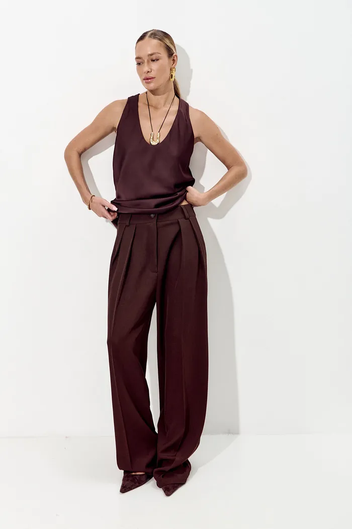 Майка из атласа с глубоким вырезом шоколадного цвета