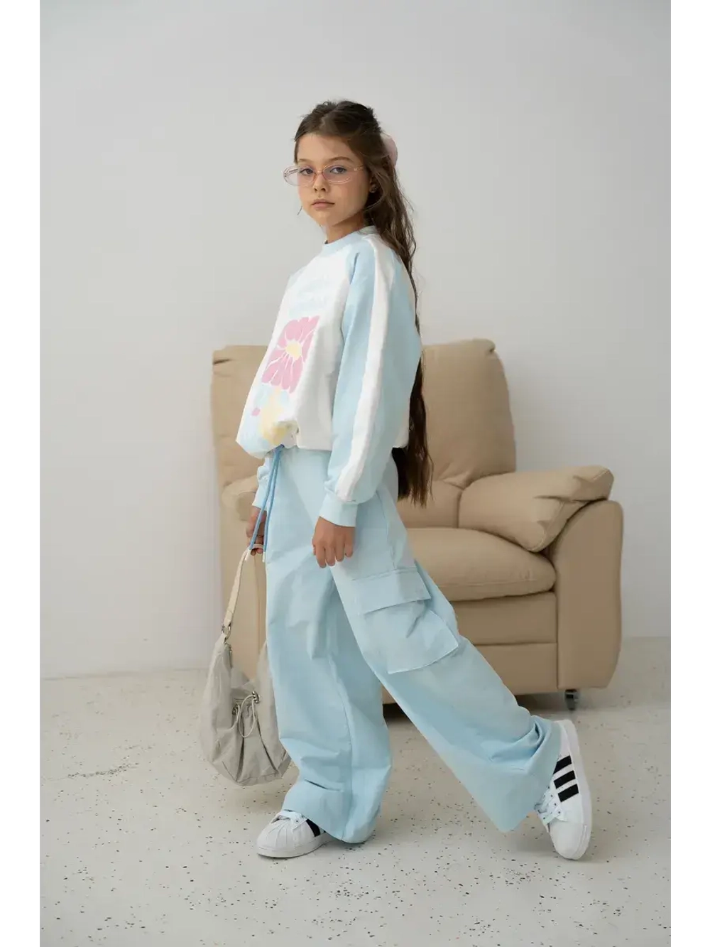 Голубой костюм для девочки на осень