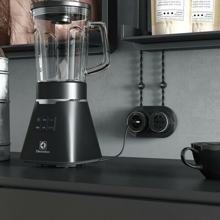 Розетка с заземлением чёрный матовый/хром