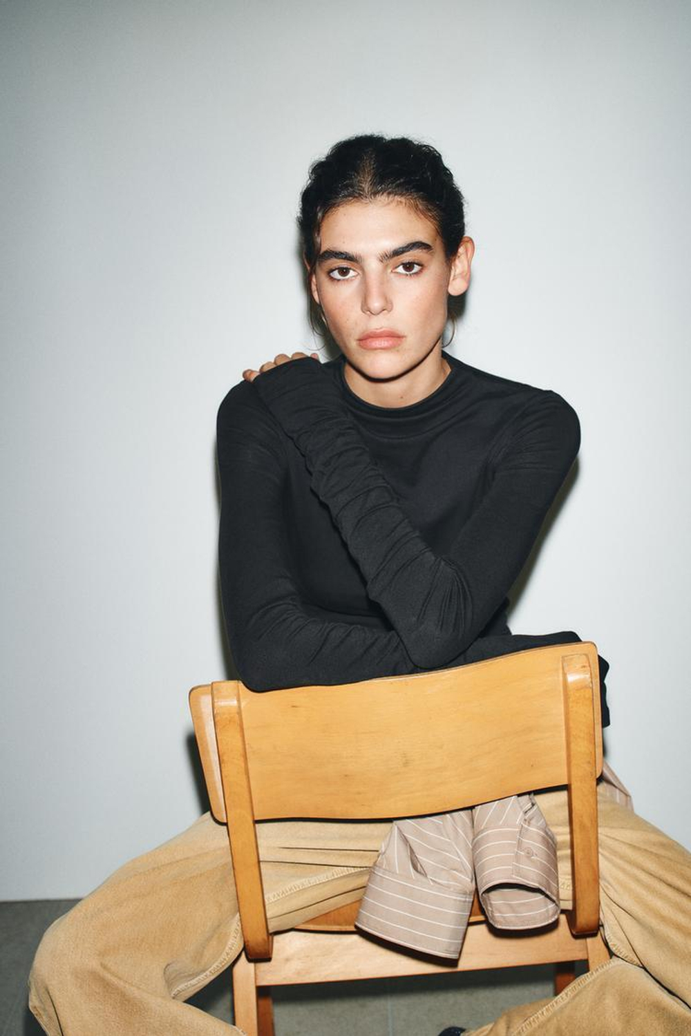 ZARA ФУТБОЛКА ИЗ ХЛОПКА И МОДАЛА СО СБОРКАМИ, ЧЕРНЫЙ