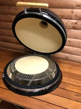 Керамический угольный гриль Monolith LeChef Pro 2.0, 52 см, на столе из дуба