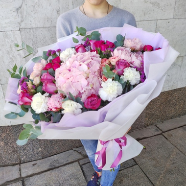 Авторский букет с гортензией, пионами и розами