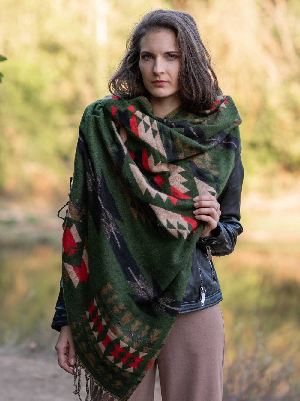 Палантин теплый с орнаментом Навахо