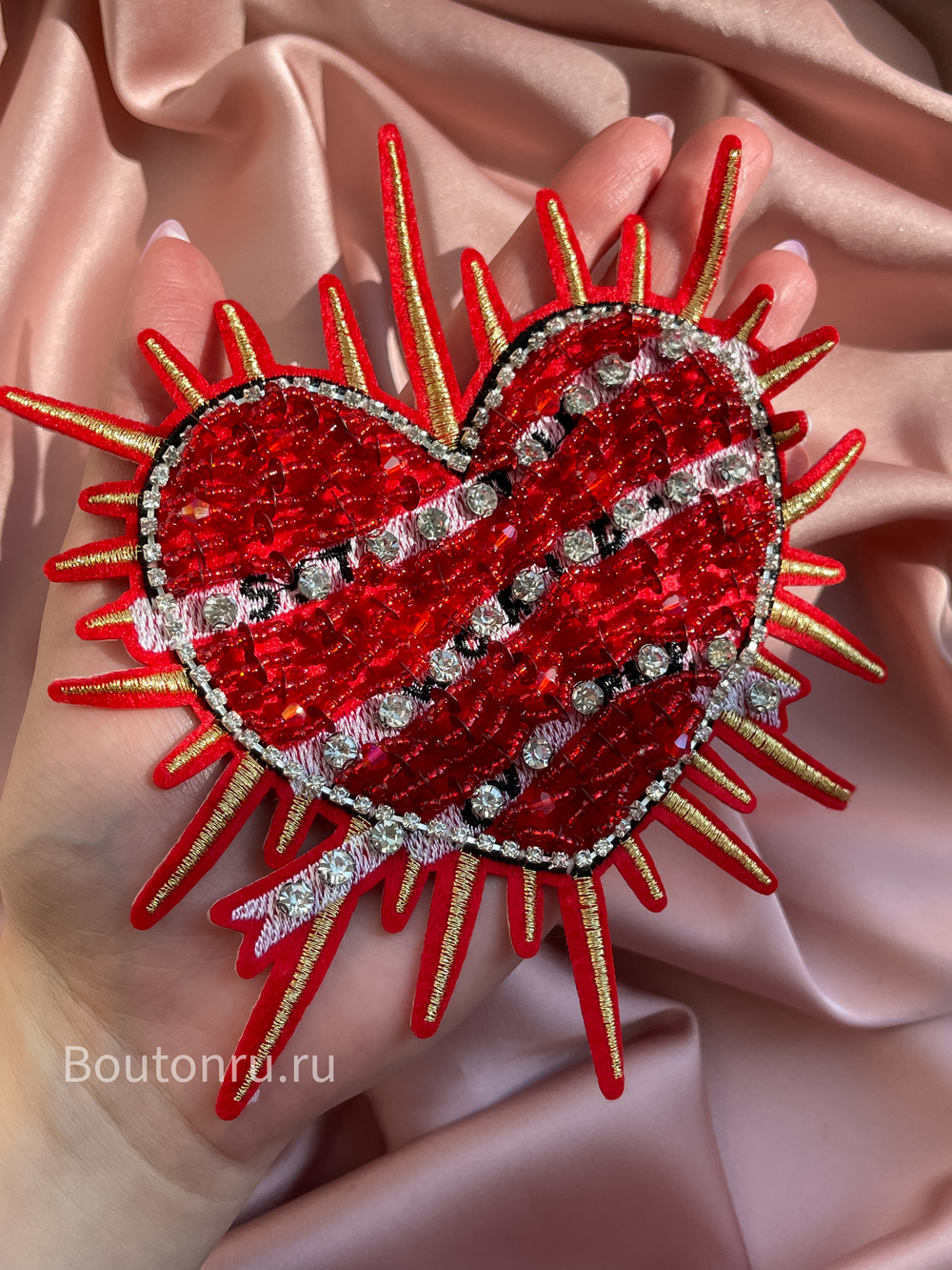 Нашивка сердце со стразами, бисером и пайетками 13х15 см