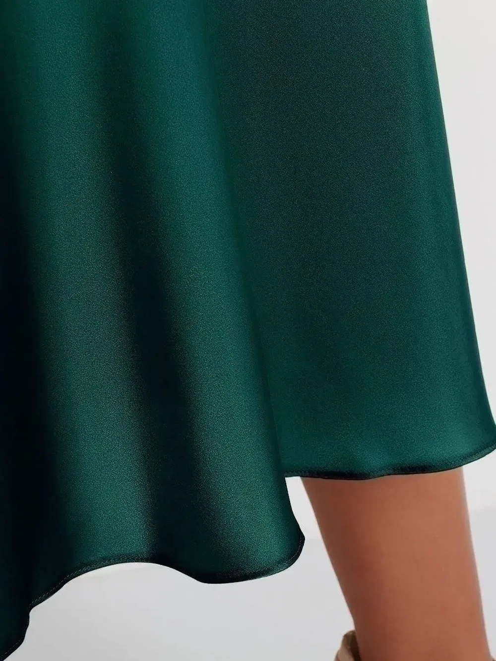 Весенняя юбка атласная плотная, изумрудная, на резинке,