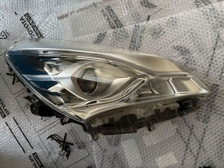 фара правая Toyota Vitz NSP130 135