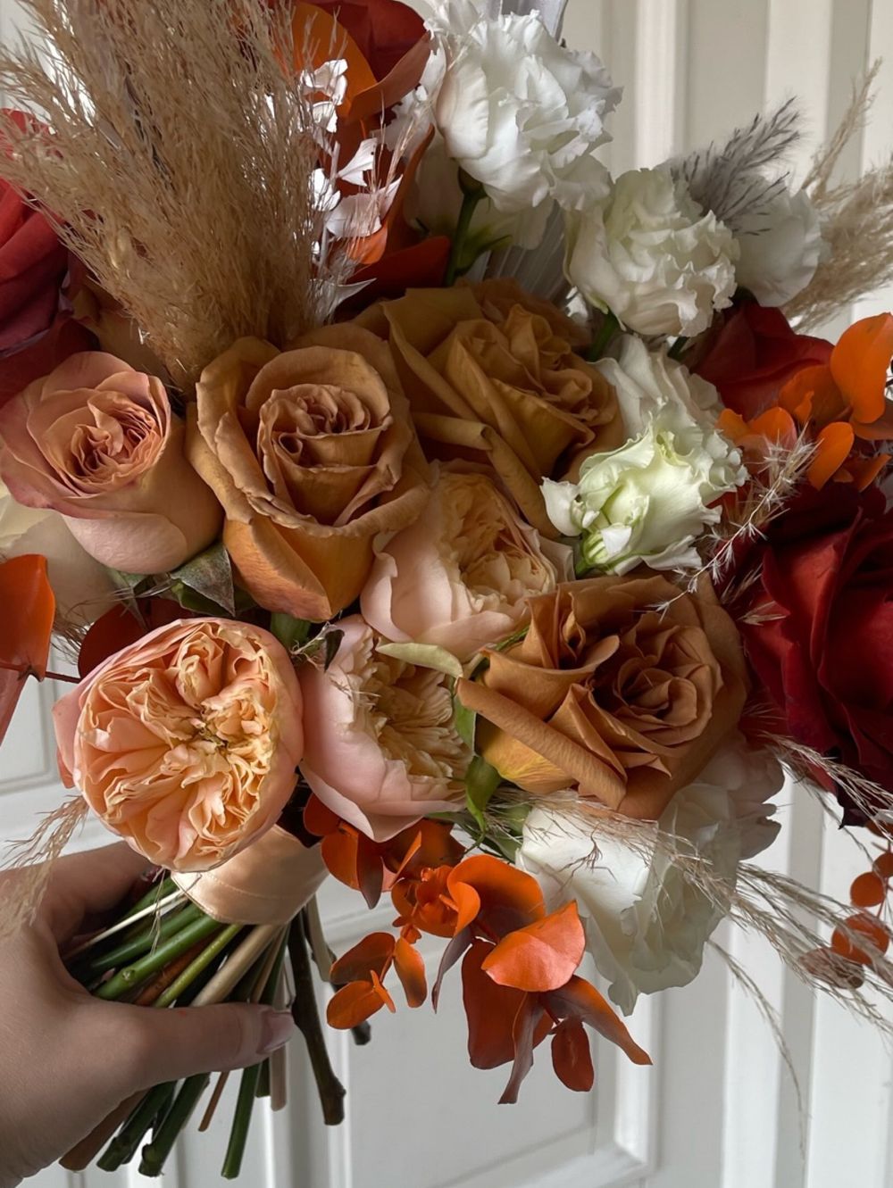 Свадебный букет из одноголовых роз, кортадерии, рускуса и лизиантуса