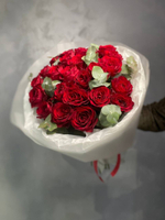 Букет 25 роз с эвкалиптом в оформление.