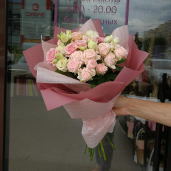 Букет из кустовой розы и лизиантуса