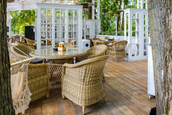 "Равенна" плетеное кресло из искусственного ротанга, цвет соломенный с серой подушкой