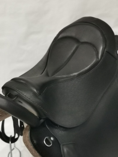 Седло офицерское с ручкой (без потника и оголовья).