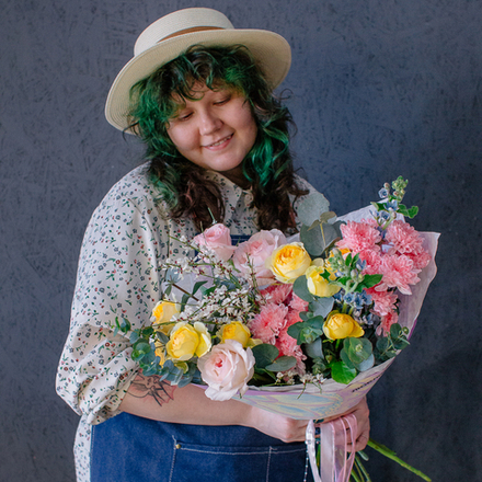 148. Милый радостный букет с пионовидными розами