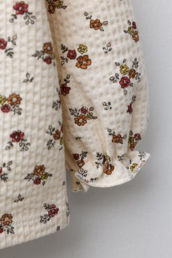 ZARA ЖАТАЯ ФУТБОЛКА В ЦВЕТОЧЕК, ЭКРЮ