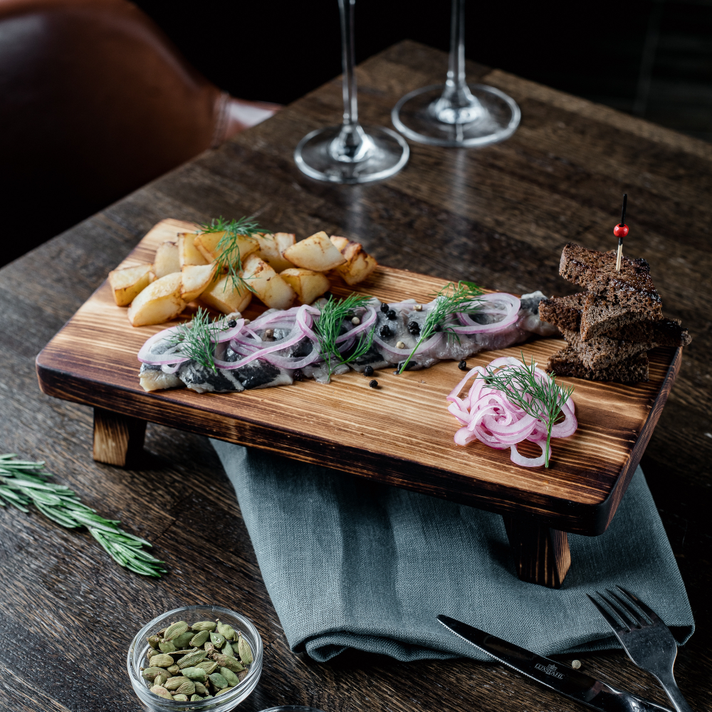 Деревянная сервировочная  доска для подачи блюд и закусок из древесины кедра. Art of Siberia. RD14