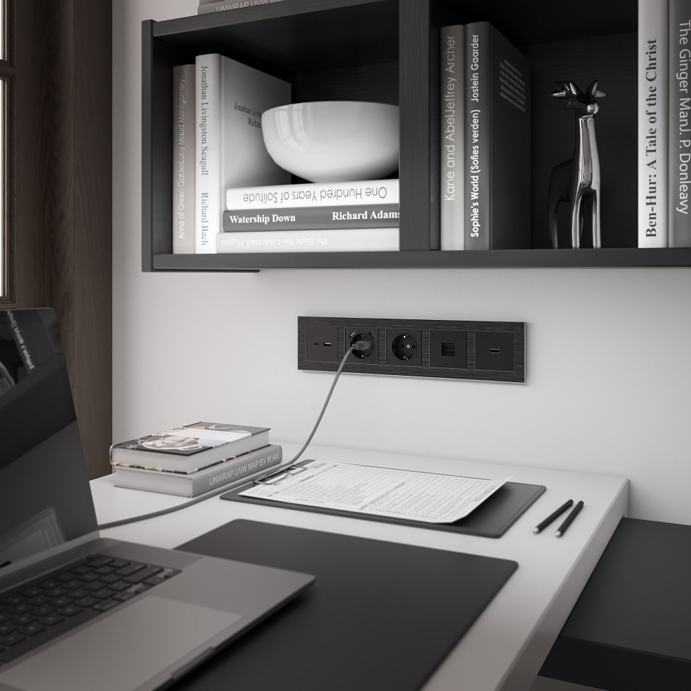 Розетка с заземлением, шторками и USBх2 (черный матовый)