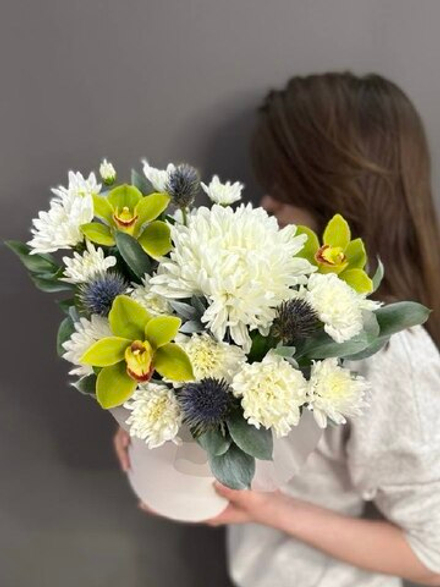 Коробка с цветами в бело-зеленой гамме