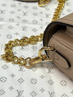 Сумка Lockme Tender Louis Vuitton серого цвета