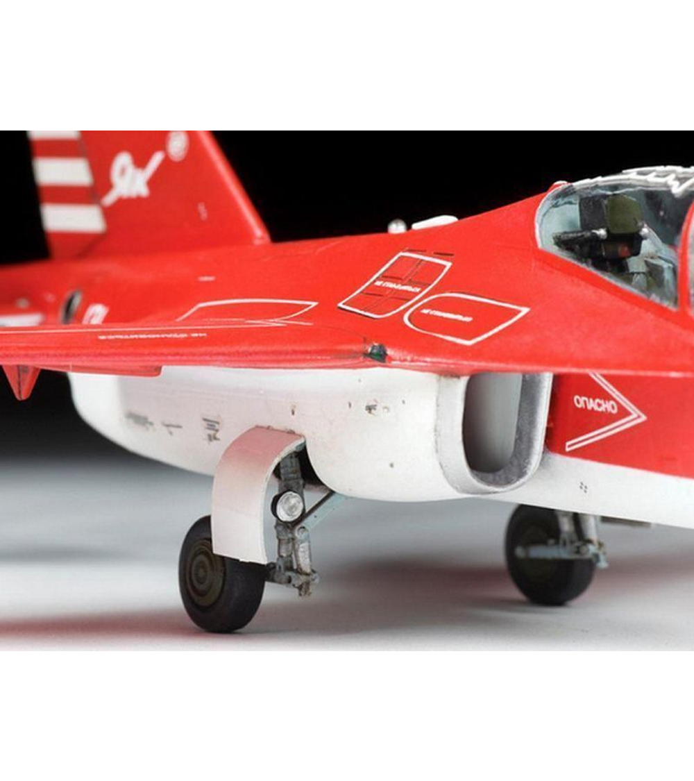 Сборная модель ZVEZDA Российский пилотажный самолет Як-130, 1/72