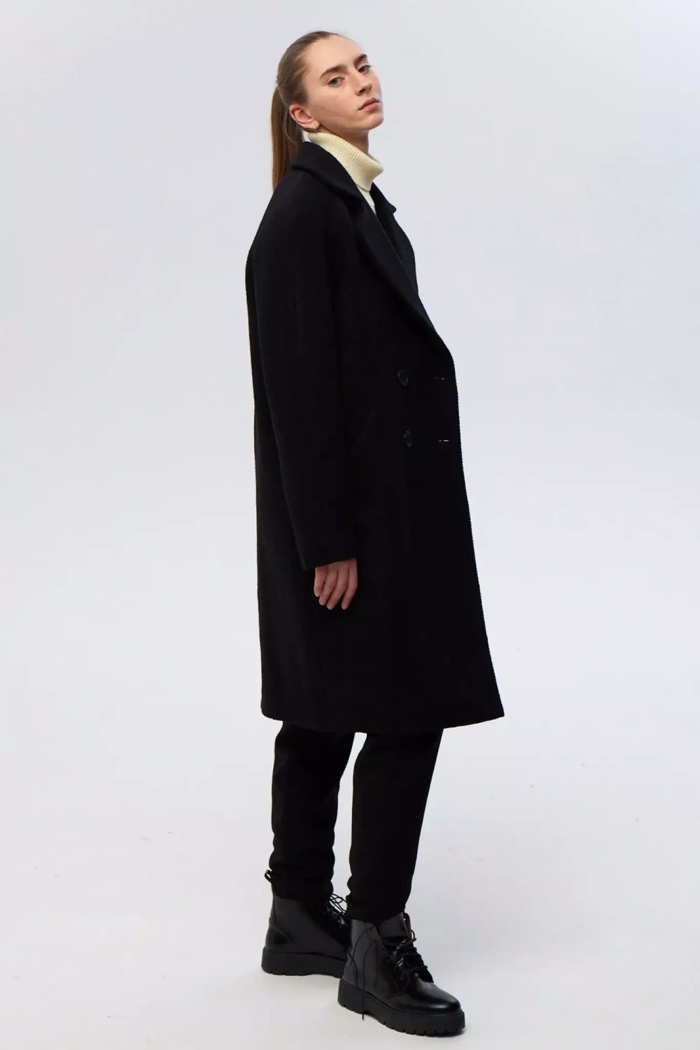 Двубортное пальто черного цвета из шерсти