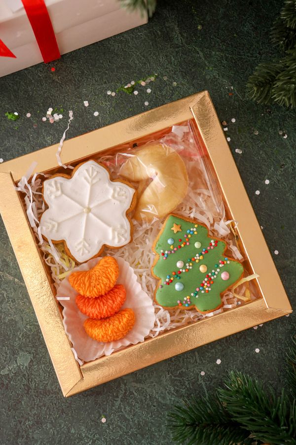 Два новогодних мини пряника, печенье с предсказаниями, три шоколадные дольки мандарина