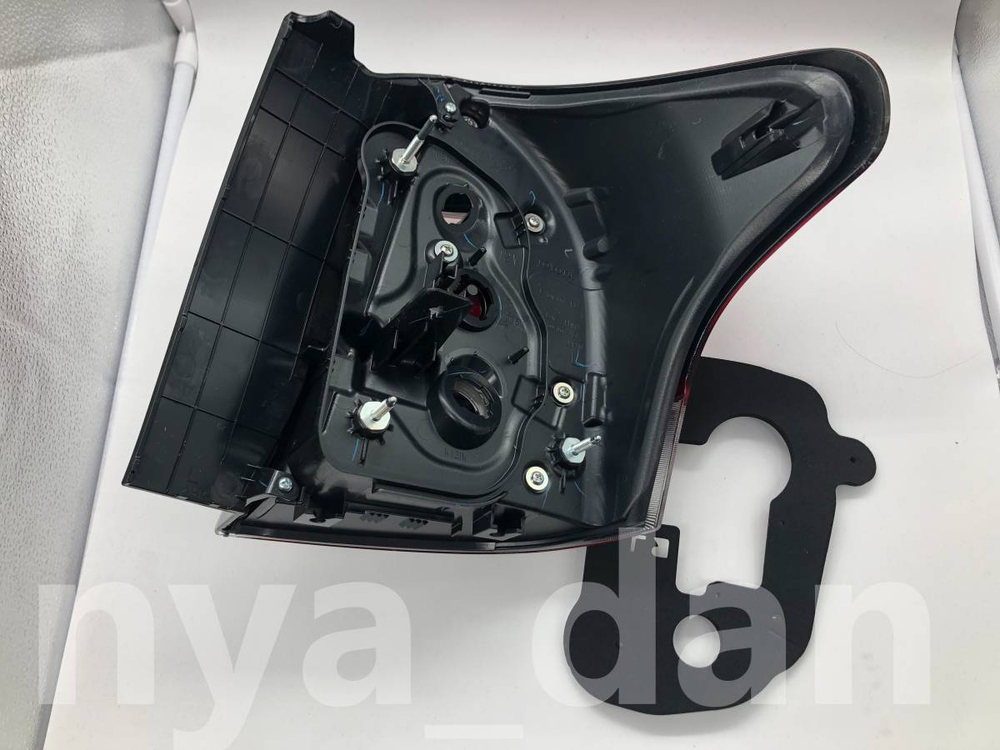 стоп левый Toyota Corolla Fielder NZE161 164 165 13-106