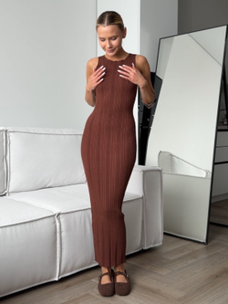 Платье вязаное, силуэтное, длинное, без рукавов