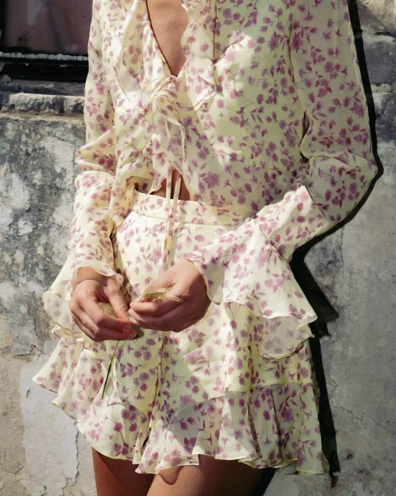 Audrie, шорты мини с рюшами из желтого шифона с средними светло-розовыми цветами