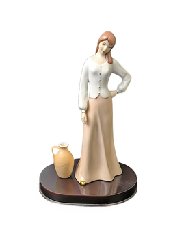 Статуэтка "Девушка с кувшином" Royal Dux Bohemia