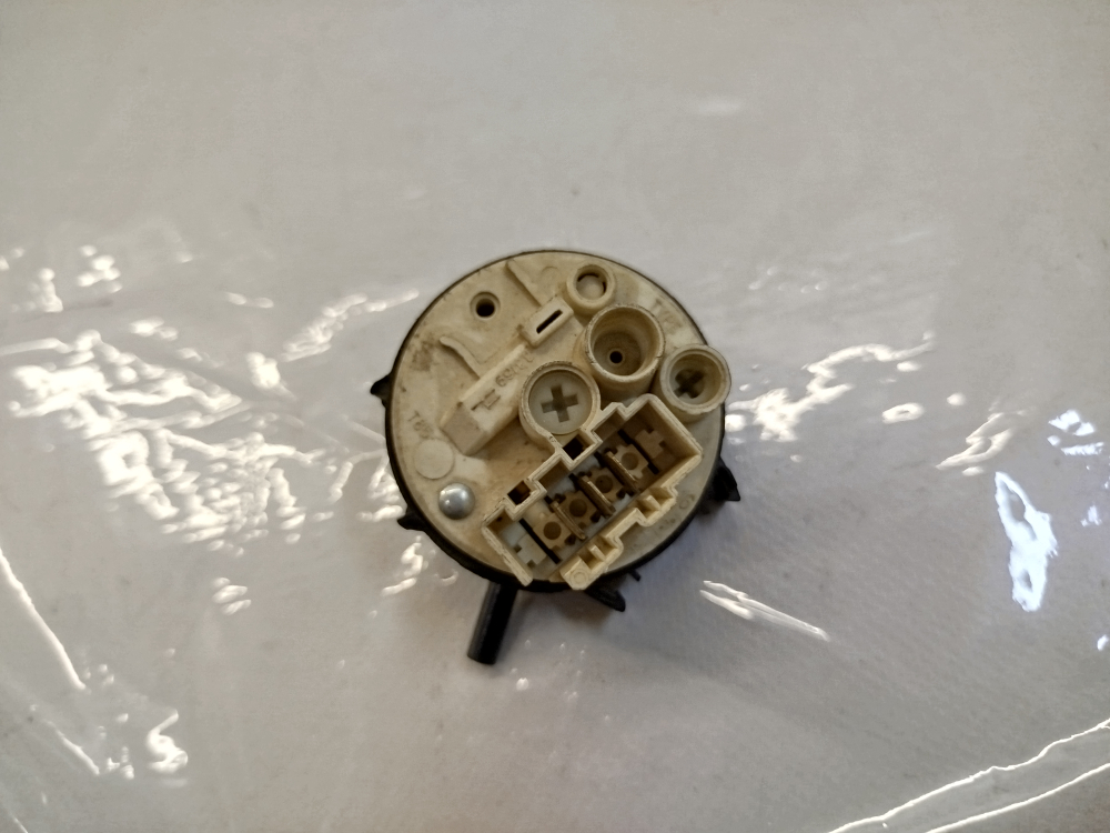 519 Датчик уровня воды (Прессостат) для стиральной машины Hotpoint Ariston 18098.00 80-60 б/у