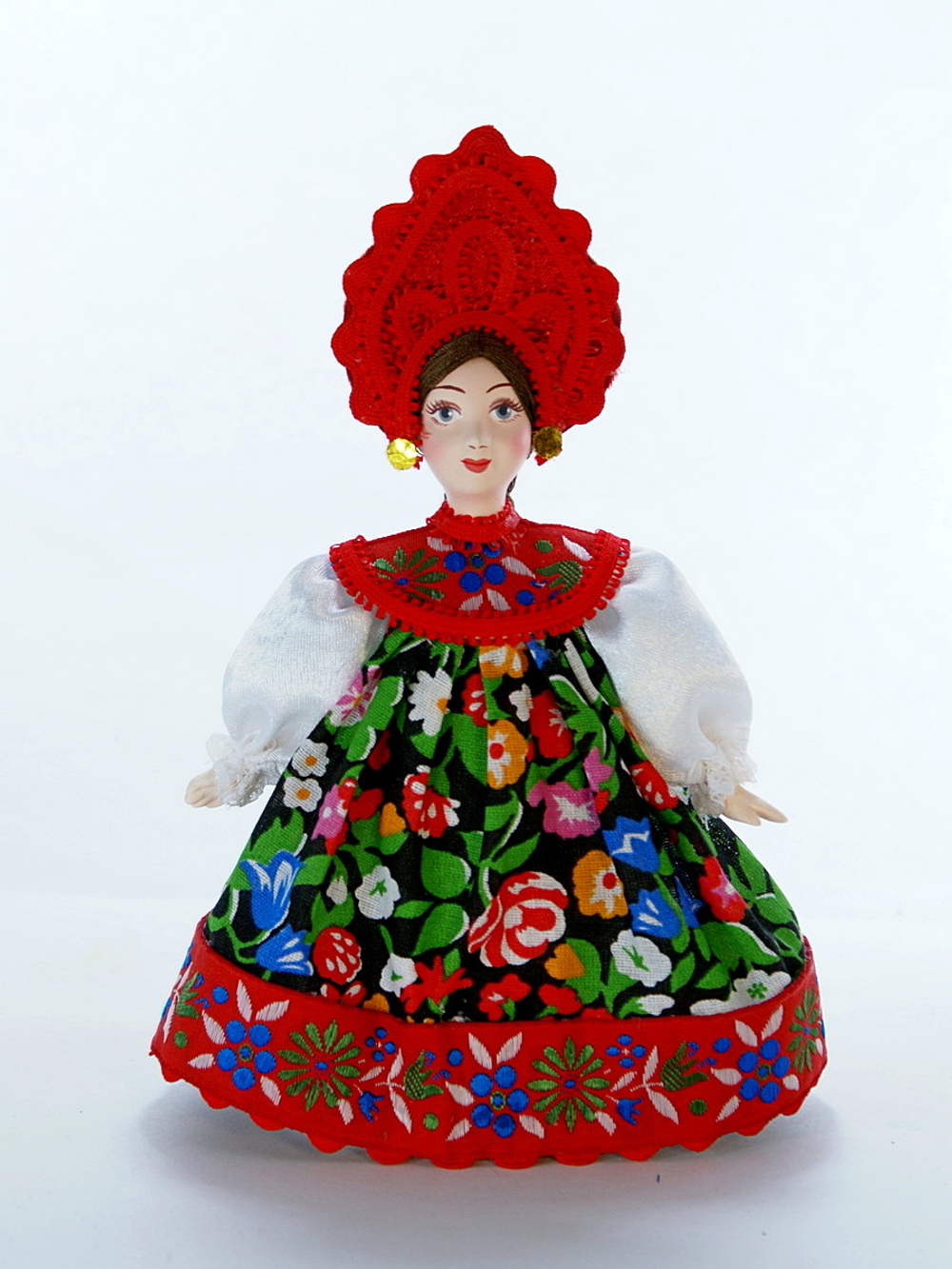 Кукла коллекционная в девичьем праздничном костюме.