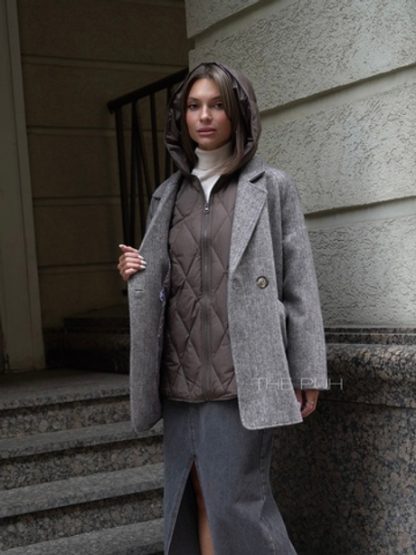 Коричневый утепленный жилет с капюшоном