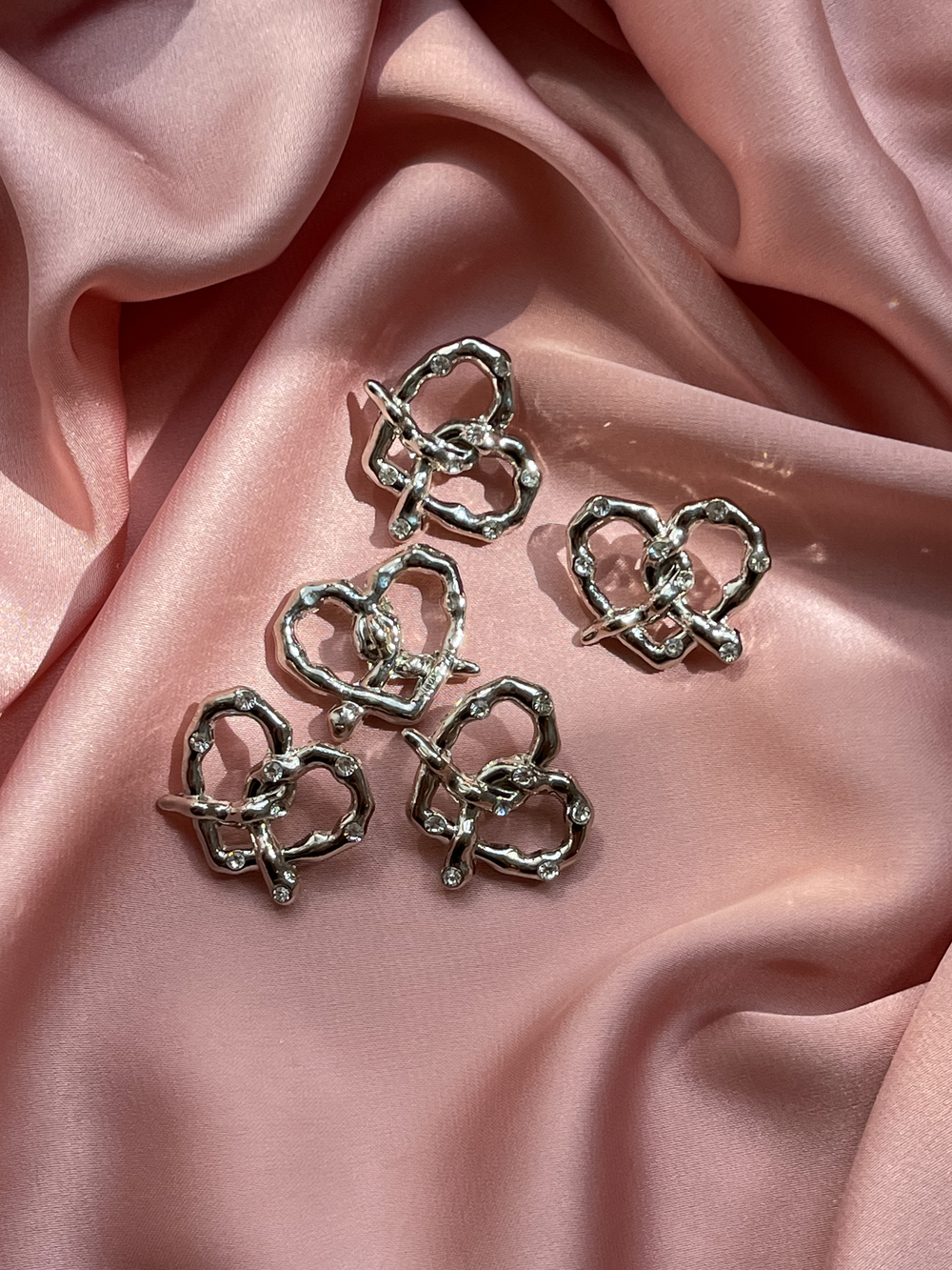 Пуговицы серебристые крендельки-сердечки со стразами