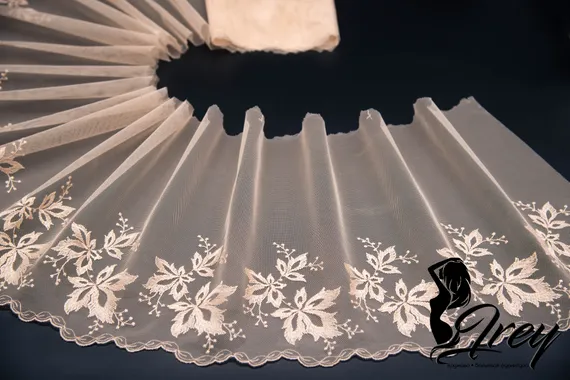 05-54 Вышивка на неэл. сетке 23 см, телесный (левая)