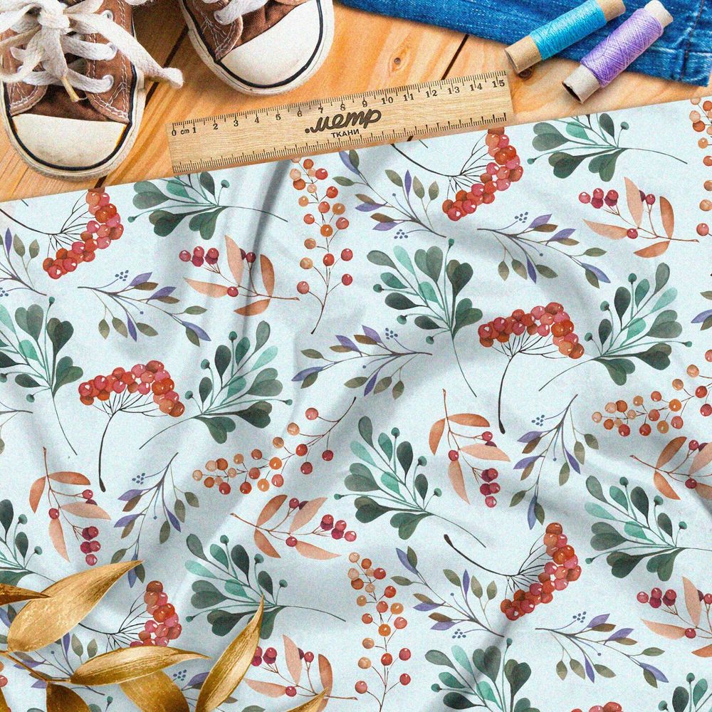 Ткань саржа брусника со смородиной на белом фоне