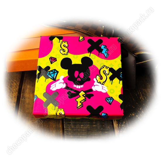 Упаковка с магнитным клапаном для 16 шоколадных конфет. Микки