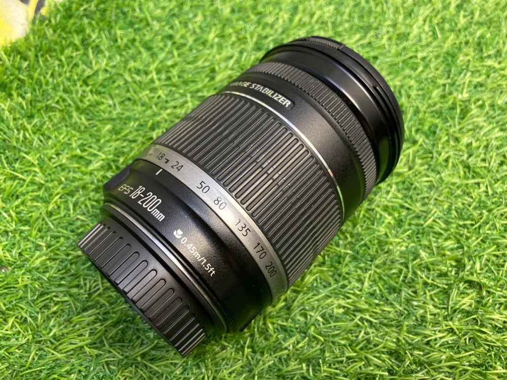 Canon EF-S 18-200mm 3.5-5.6 IS