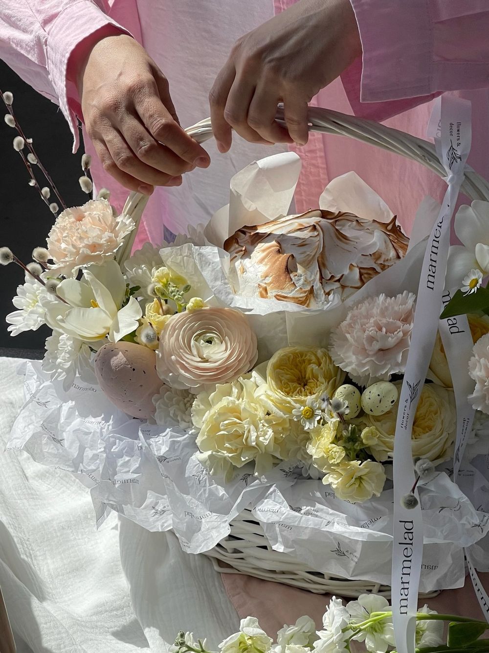 Корзина пасхальная в нежно-розовых оттенках. Кулич 450 гр