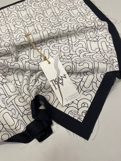 Платок-купон смесовый необработанный, плетение твил (Lacoste, 70%вискоза/30%шелк, 68*68, Жемчужный фон/черная надпись бренда и черная кайма по периметру платка, 54 гр/м2)