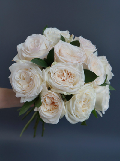 84. Подарочный набор: букет из 11 роз и свеча