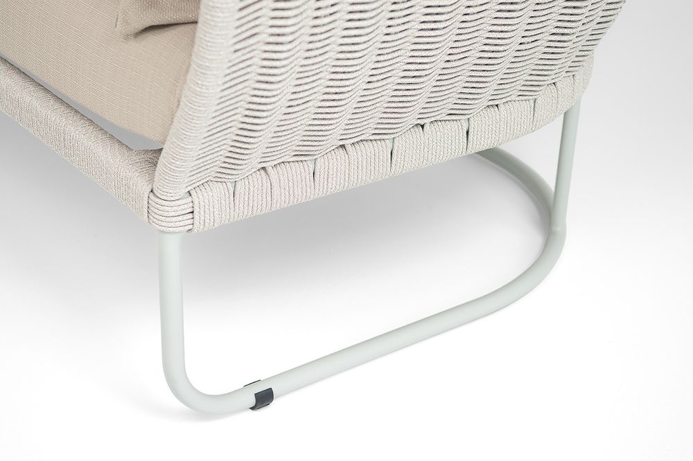 "Фиджи" диван 3-местный плетеный из роупа, каркас алюминий светло-серый (RAL7035) муар, роуп бежевый меланж круглый tex, ткань Mossle бежевая