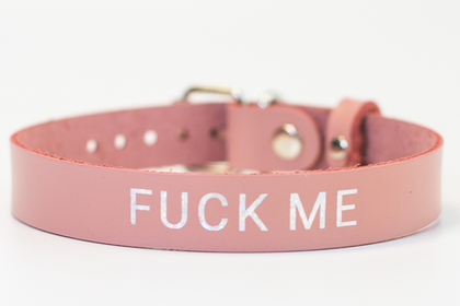 Лунный свет Ошейник с надписью FUCK ME (розовый)