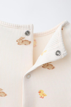 ZARA КОМПЛЕКТ ИЗ ФУТБОЛКИ И БРЮК С ПРИНТОМ ЗАЙЧИКОВ, КРЕМОВЫЙ