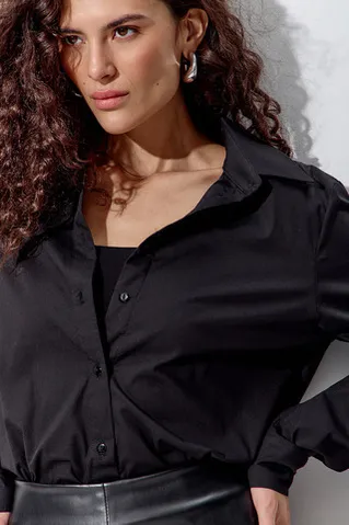 Свободная базовая рубашка из хлопка черного цвета